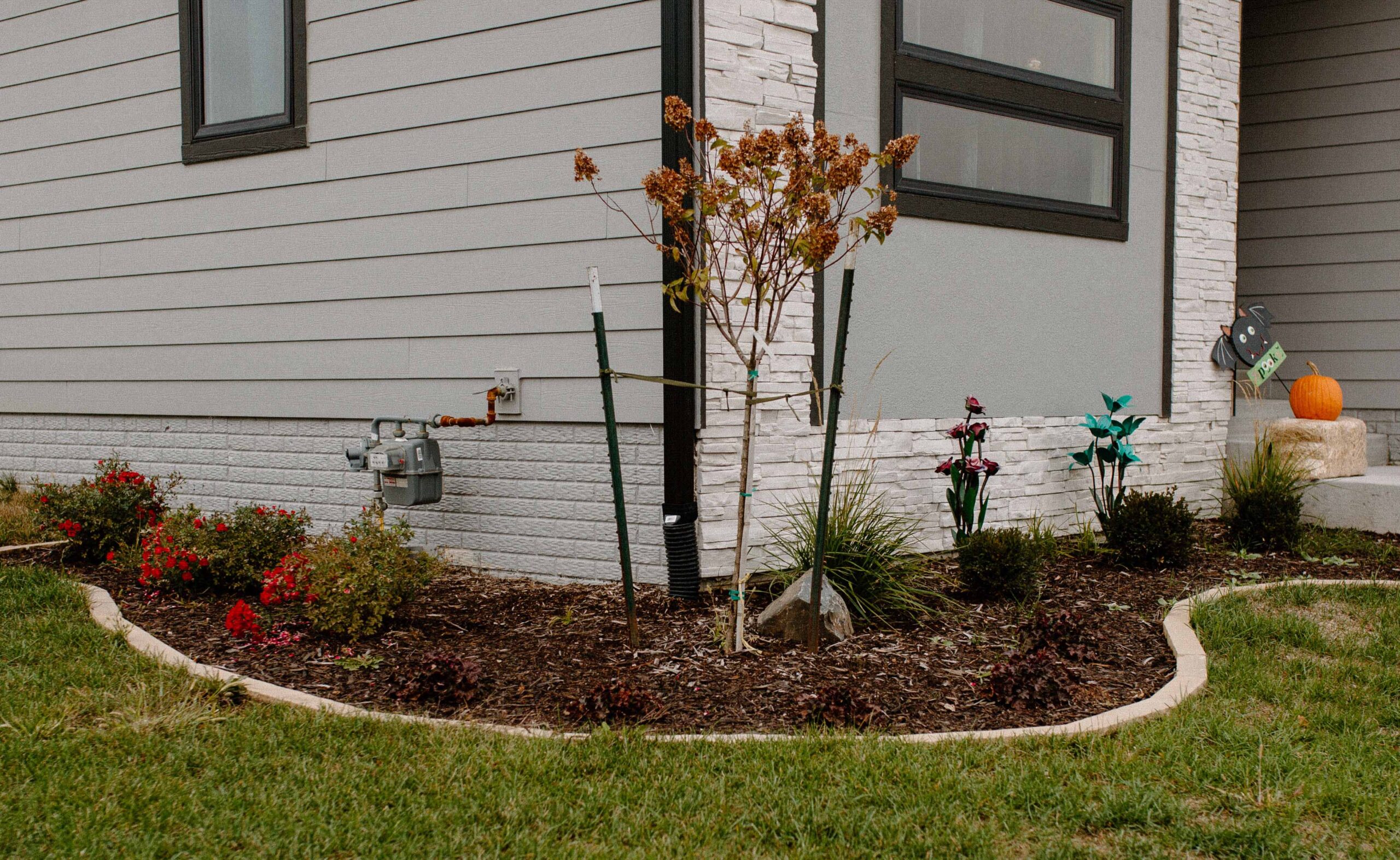 Corner of House Mulch Trees and Plants Norwalk Seasonal - Des Moines, Iowa